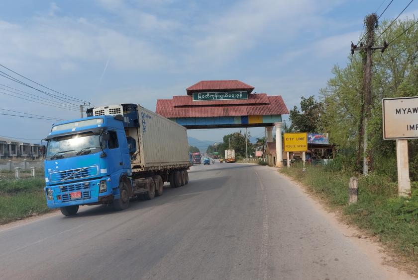 Myanmar allowed to entry of Thai cargo trucks at Myawaddy trade zone  to normalize commodity flow 