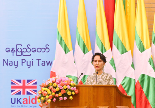 State Counsellor Daw Aung San Suu Kyi urged prominent bankers to collaborate in the banking sector to develop Myanmar's economy