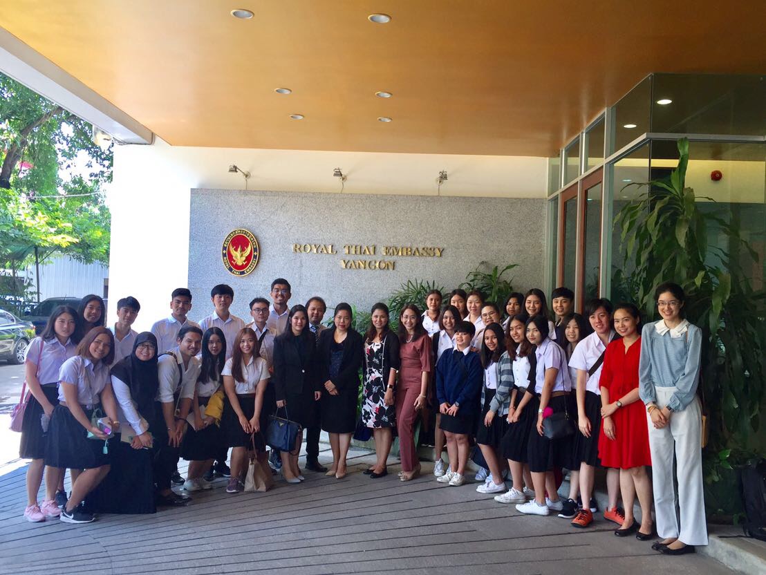 สถานเอกอัครราชทูต ณ กรุงย่างกุ้ง บรรยายสรุปเรื่องความสัมพันธ์ไทย-เมียนมา ให้แก่นักศึกษามหาวิทยาลัย